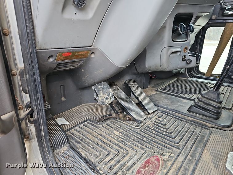 image for item EJ5953 2006 Peterbilt  379 semi truck