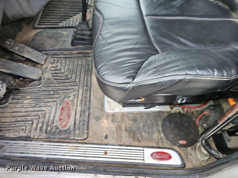 image for item EJ5953 2006 Peterbilt  379 semi truck