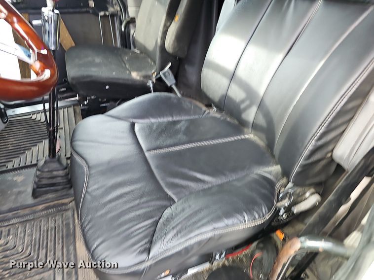 image for item EJ5953 2006 Peterbilt  379 semi truck