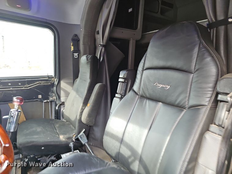 image for item EJ5953 2006 Peterbilt  379 semi truck