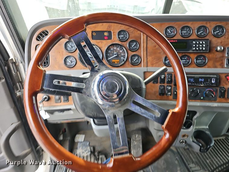 image for item EJ5953 2006 Peterbilt  379 semi truck