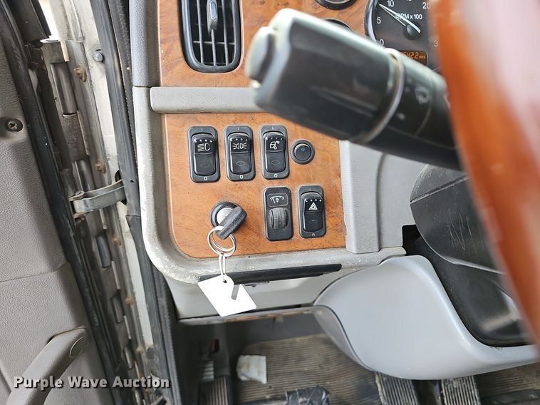 image for item EJ5953 2006 Peterbilt  379 semi truck