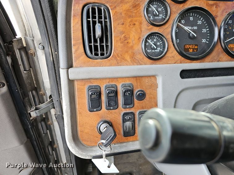 image for item EJ5953 2006 Peterbilt  379 semi truck