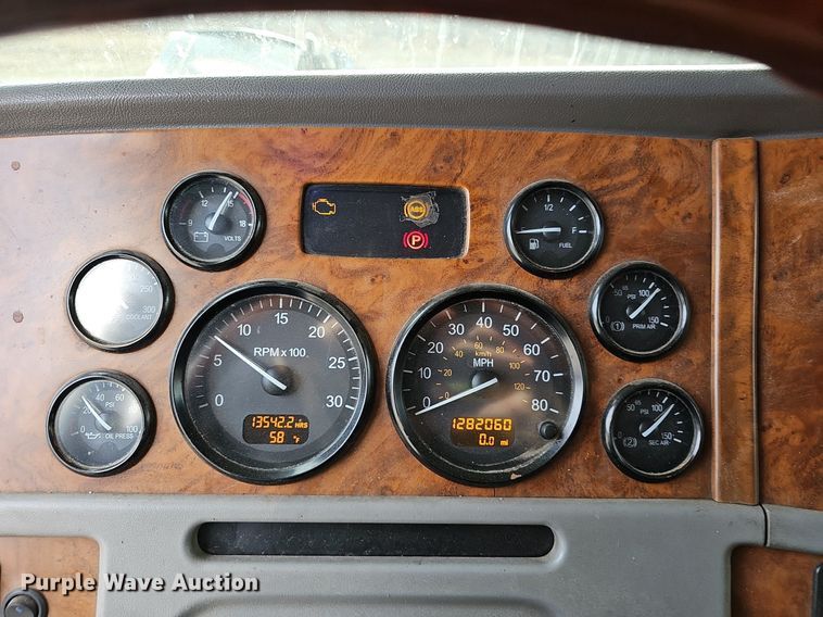 image for item EJ5953 2006 Peterbilt  379 semi truck