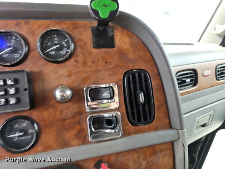 image for item EJ5953 2006 Peterbilt  379 semi truck