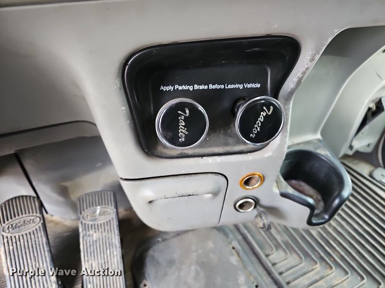 image for item EJ5953 2006 Peterbilt  379 semi truck