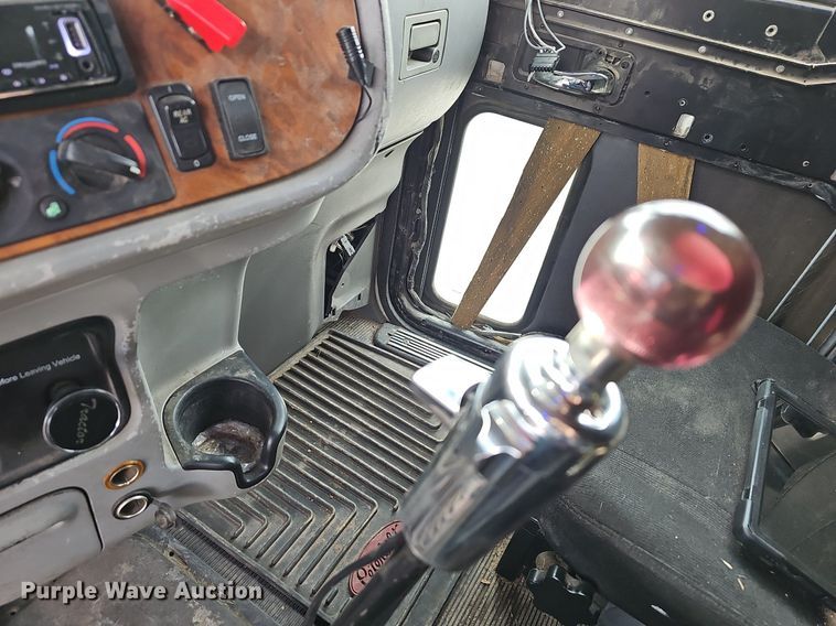 image for item EJ5953 2006 Peterbilt  379 semi truck