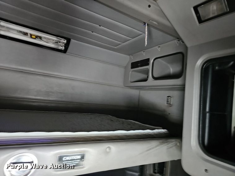 image for item EJ5953 2006 Peterbilt  379 semi truck