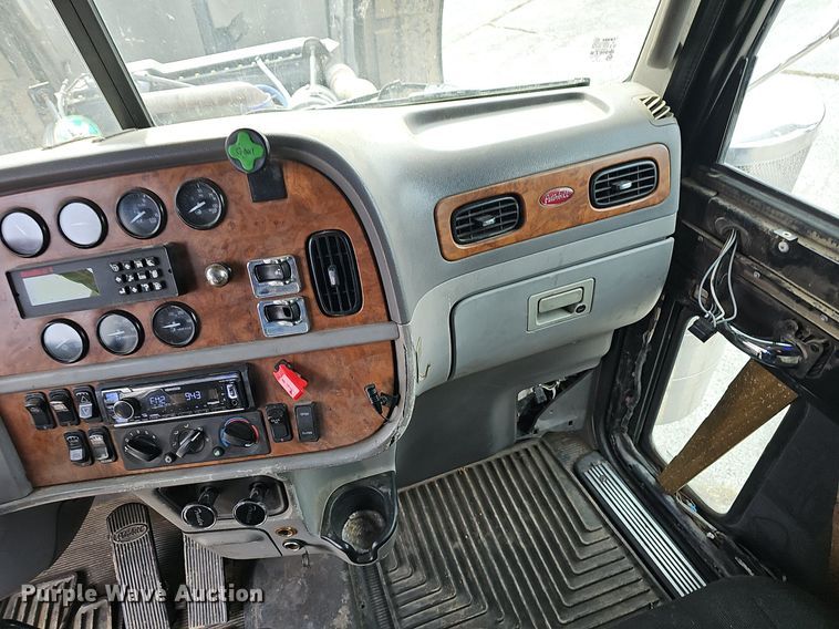 image for item EJ5953 2006 Peterbilt  379 semi truck
