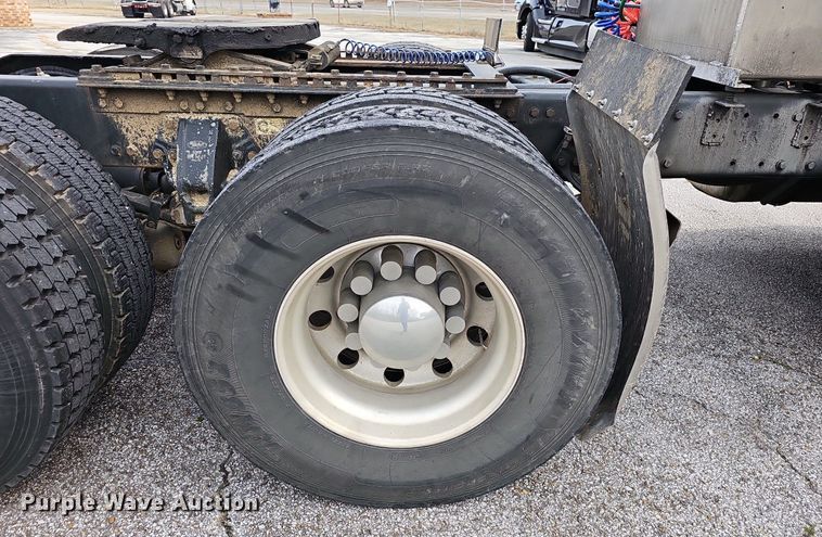 image for item EJ5953 2006 Peterbilt  379 semi truck