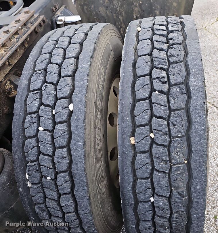 image for item EJ5953 2006 Peterbilt  379 semi truck