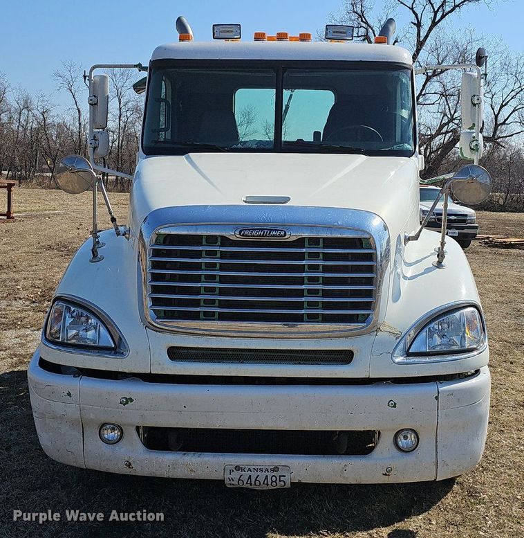 image for item EJ5967 2006 Freightliner Columbia semi truck