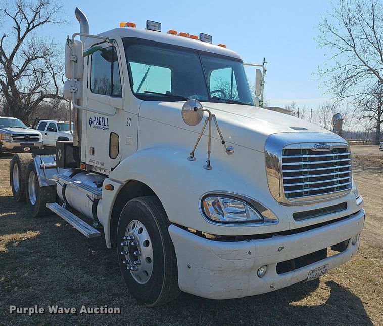 image for item EJ5967 2006 Freightliner Columbia semi truck