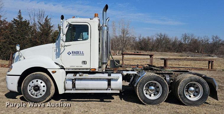 image for item EJ5967 2006 Freightliner Columbia semi truck