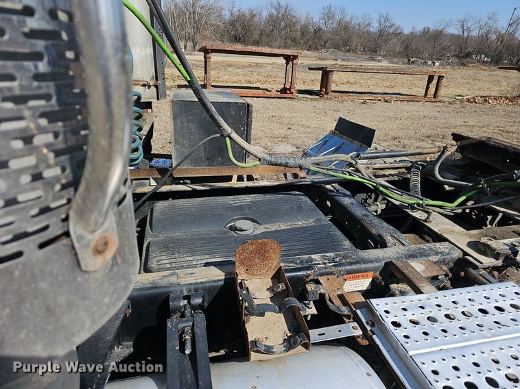 image for item EJ5967 2006 Freightliner Columbia semi truck