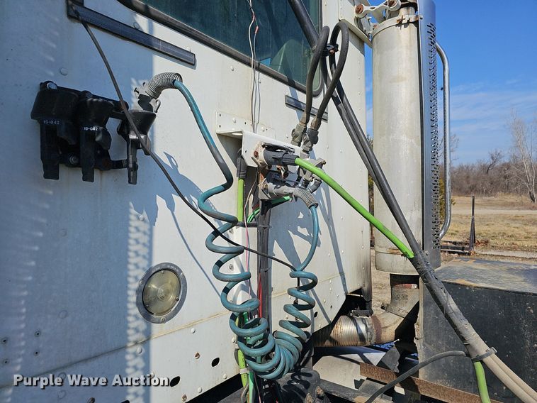 image for item EJ5967 2006 Freightliner Columbia semi truck