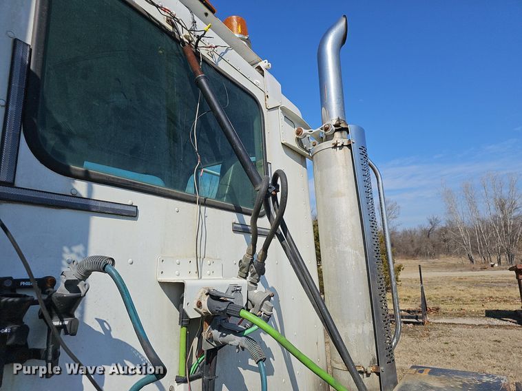 image for item EJ5967 2006 Freightliner Columbia semi truck