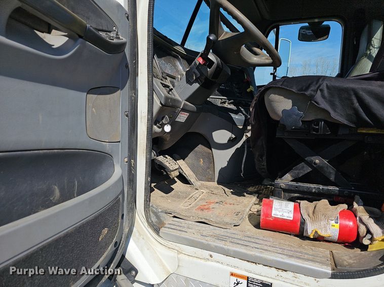 image for item EJ5967 2006 Freightliner Columbia semi truck