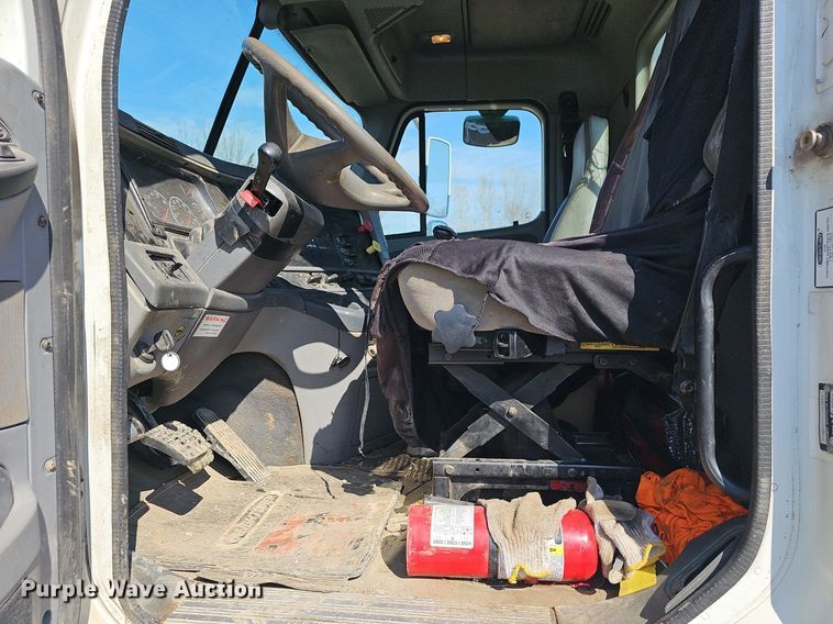 image for item EJ5967 2006 Freightliner Columbia semi truck