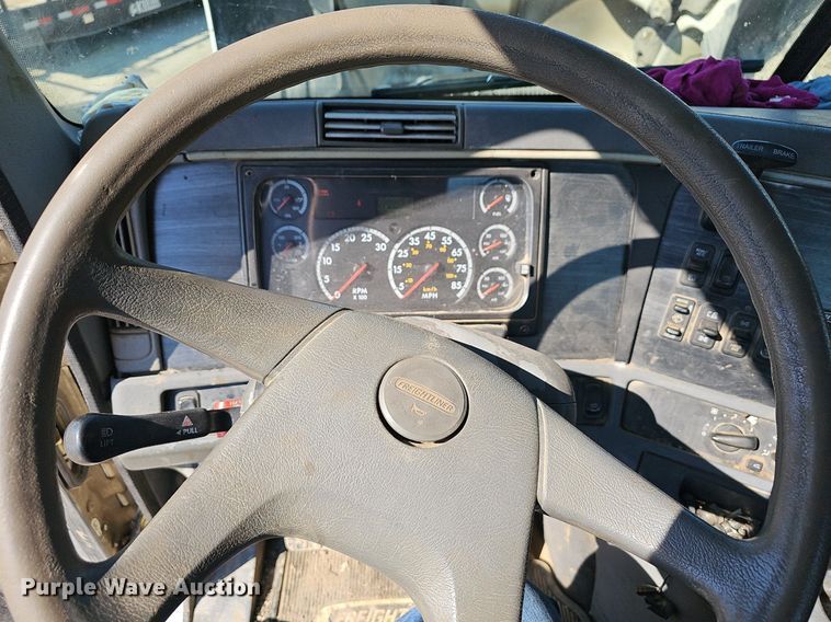 image for item EJ5967 2006 Freightliner Columbia semi truck