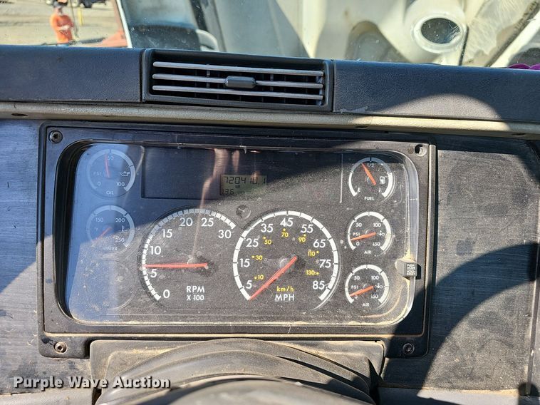 image for item EJ5967 2006 Freightliner Columbia semi truck