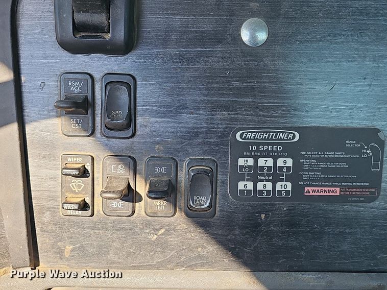 image for item EJ5967 2006 Freightliner Columbia semi truck