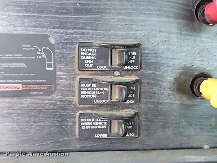 image for item EJ5967 2006 Freightliner Columbia semi truck