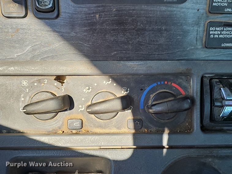 image for item EJ5967 2006 Freightliner Columbia semi truck