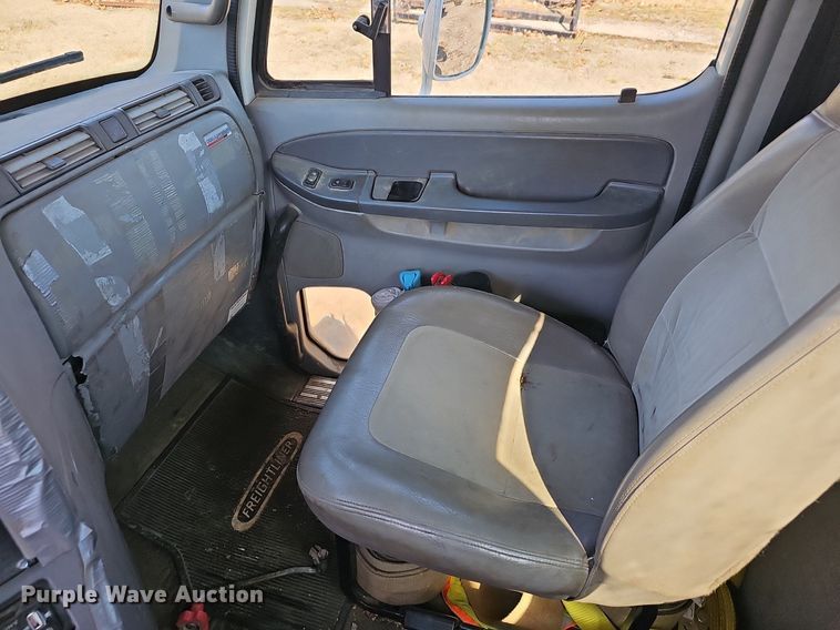 image for item EJ5967 2006 Freightliner Columbia semi truck