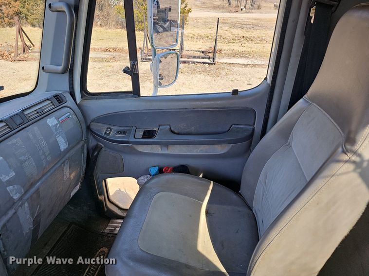 image for item EJ5967 2006 Freightliner Columbia semi truck