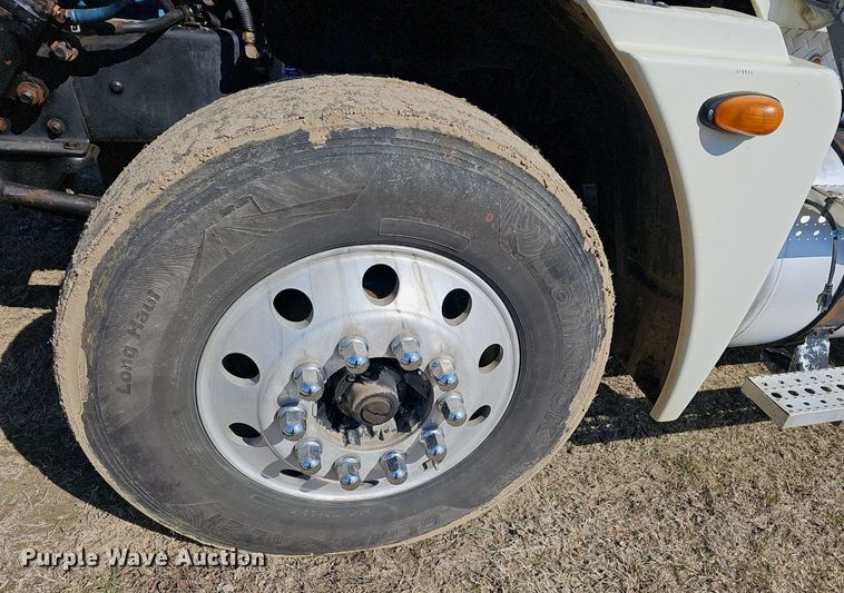 image for item EJ5967 2006 Freightliner Columbia semi truck