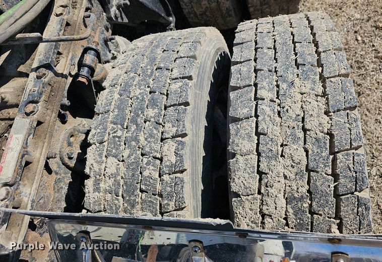 image for item EJ5967 2006 Freightliner Columbia semi truck