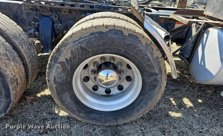 image for item EJ5967 2006 Freightliner Columbia semi truck