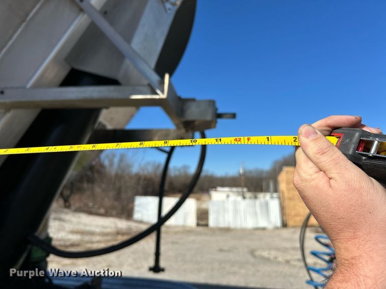 image for item EK4101 2005 Everlite end dump trailer