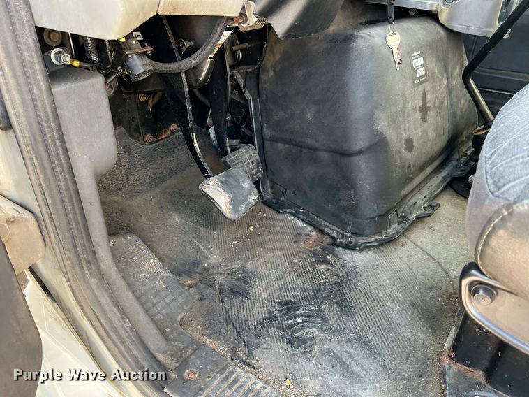 image for item II9198 2015 International 4300 box truck