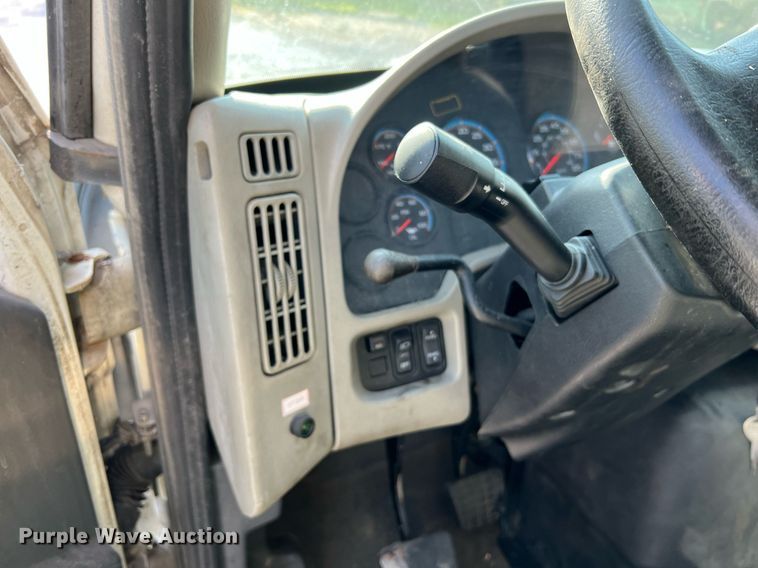 image for item II9198 2015 International 4300 box truck