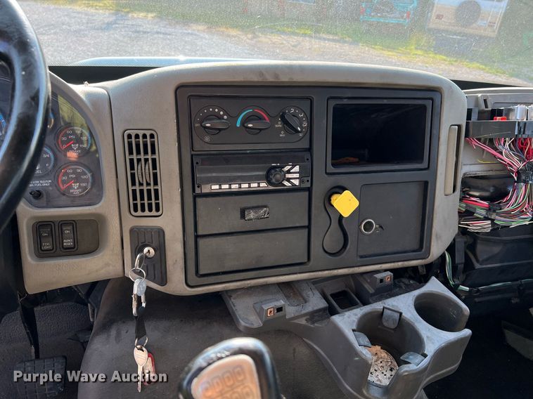 image for item II9198 2015 International 4300 box truck