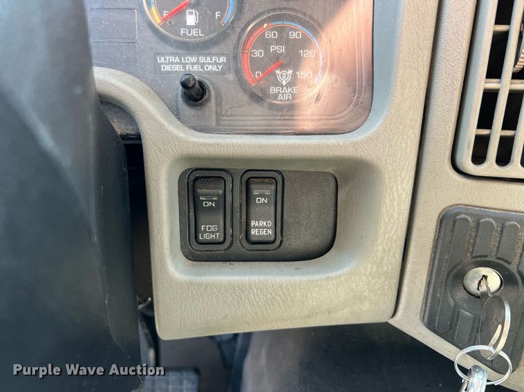 image for item II9198 2015 International 4300 box truck