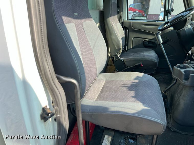 image for item II9198 2015 International 4300 box truck