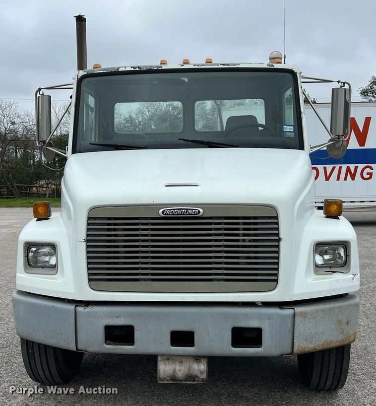 image for item KV9820 2000 Freightliner FL70 semi truck