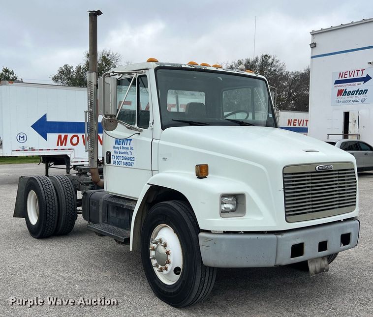 image for item KV9820 2000 Freightliner FL70 semi truck