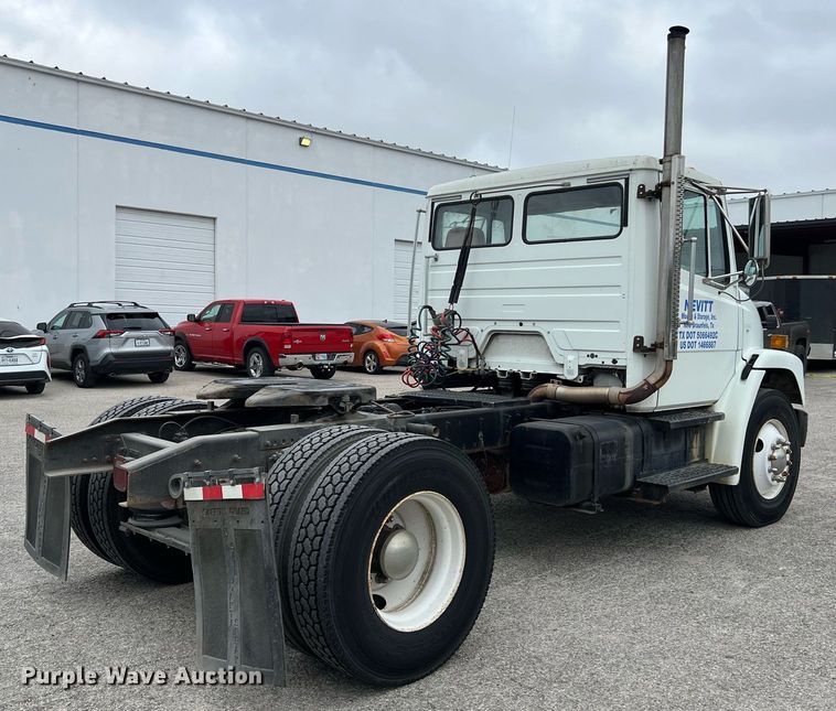 image for item KV9820 2000 Freightliner FL70 semi truck