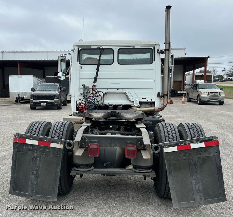 image for item KV9820 2000 Freightliner FL70 semi truck