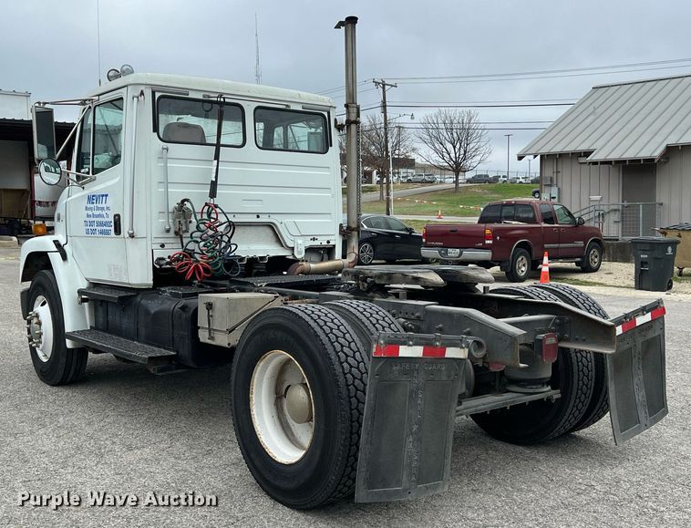 image for item KV9820 2000 Freightliner FL70 semi truck