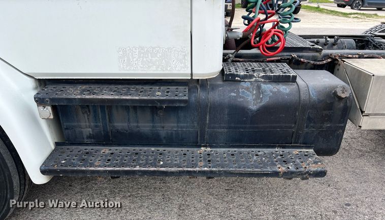 image for item KV9820 2000 Freightliner FL70 semi truck