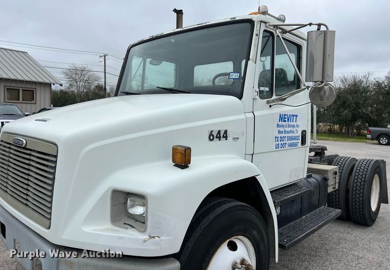 image for item KV9820 2000 Freightliner FL70 semi truck