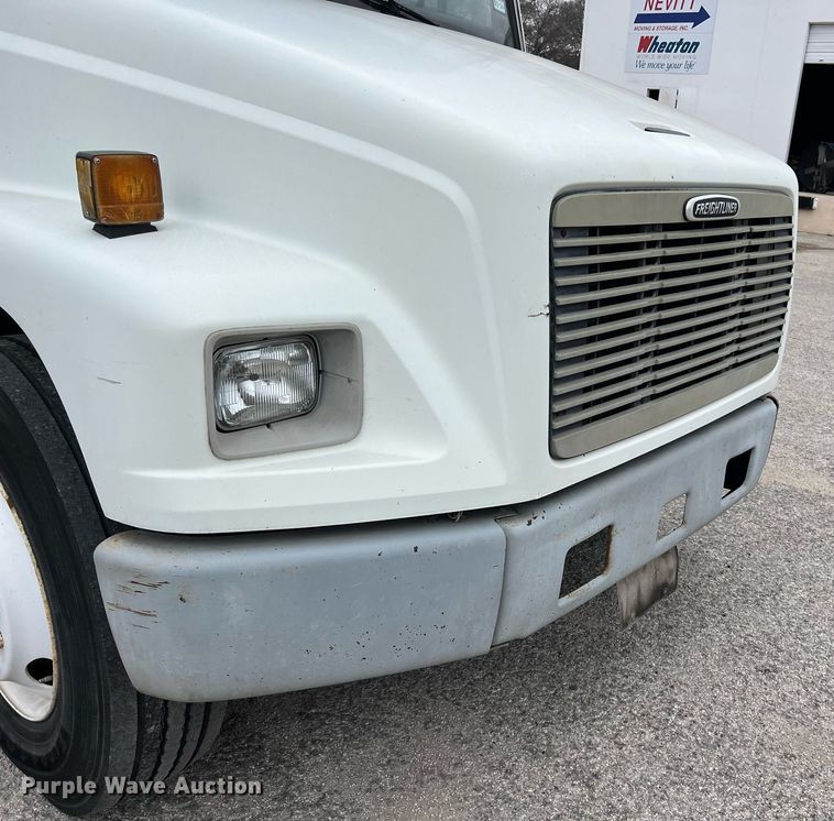 image for item KV9820 2000 Freightliner FL70 semi truck
