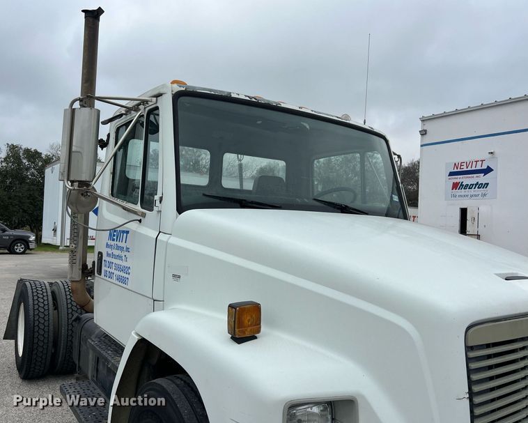 image for item KV9820 2000 Freightliner FL70 semi truck