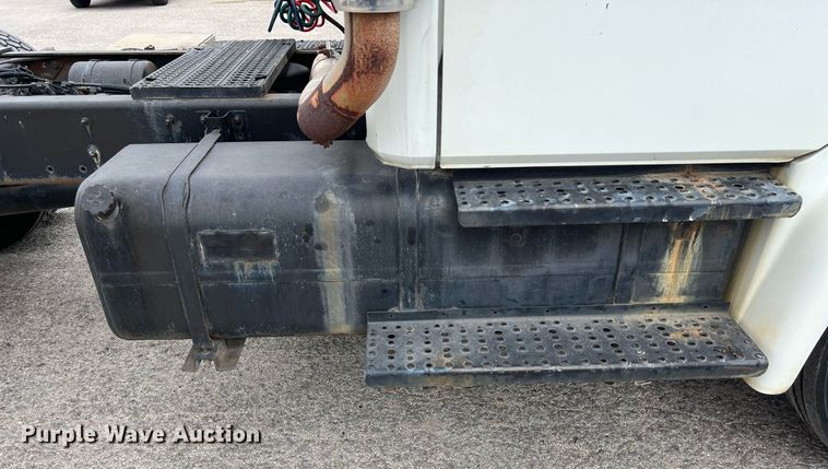 image for item KV9820 2000 Freightliner FL70 semi truck