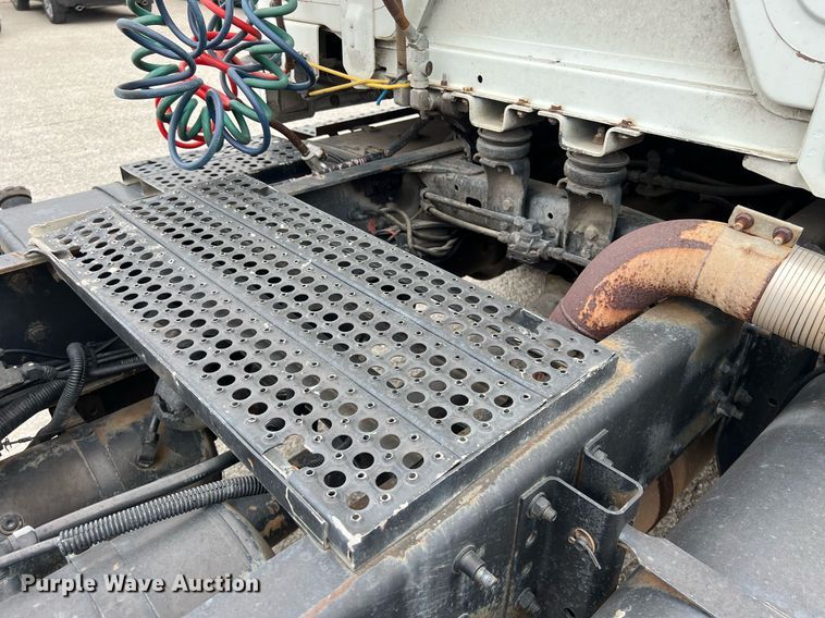 image for item KV9820 2000 Freightliner FL70 semi truck